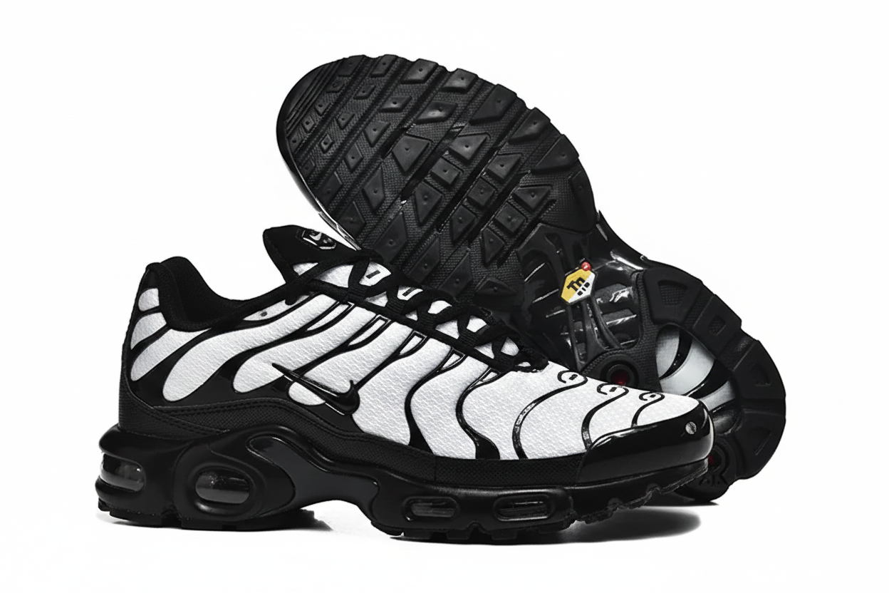 Nike Air Max Plus || Black, White