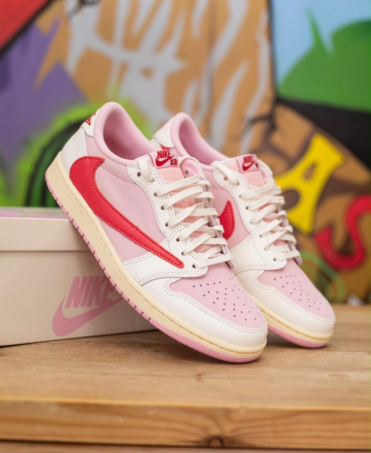 Jordan 1 Retro Low OG SP
Travis Scott Sail Tropical Pink
