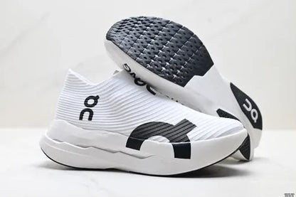 On Cloudboom Strike – Undyed-White / Black