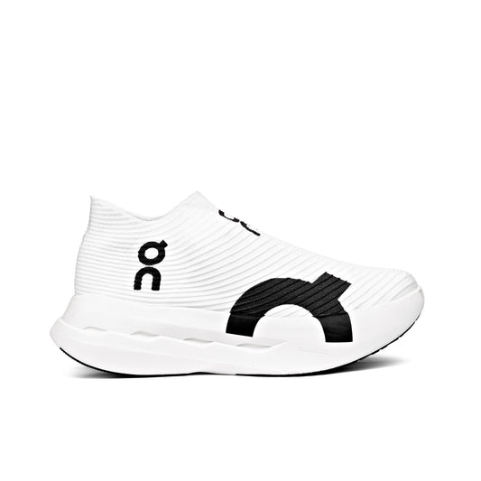 On Cloudboom Strike – Undyed-White / Black
