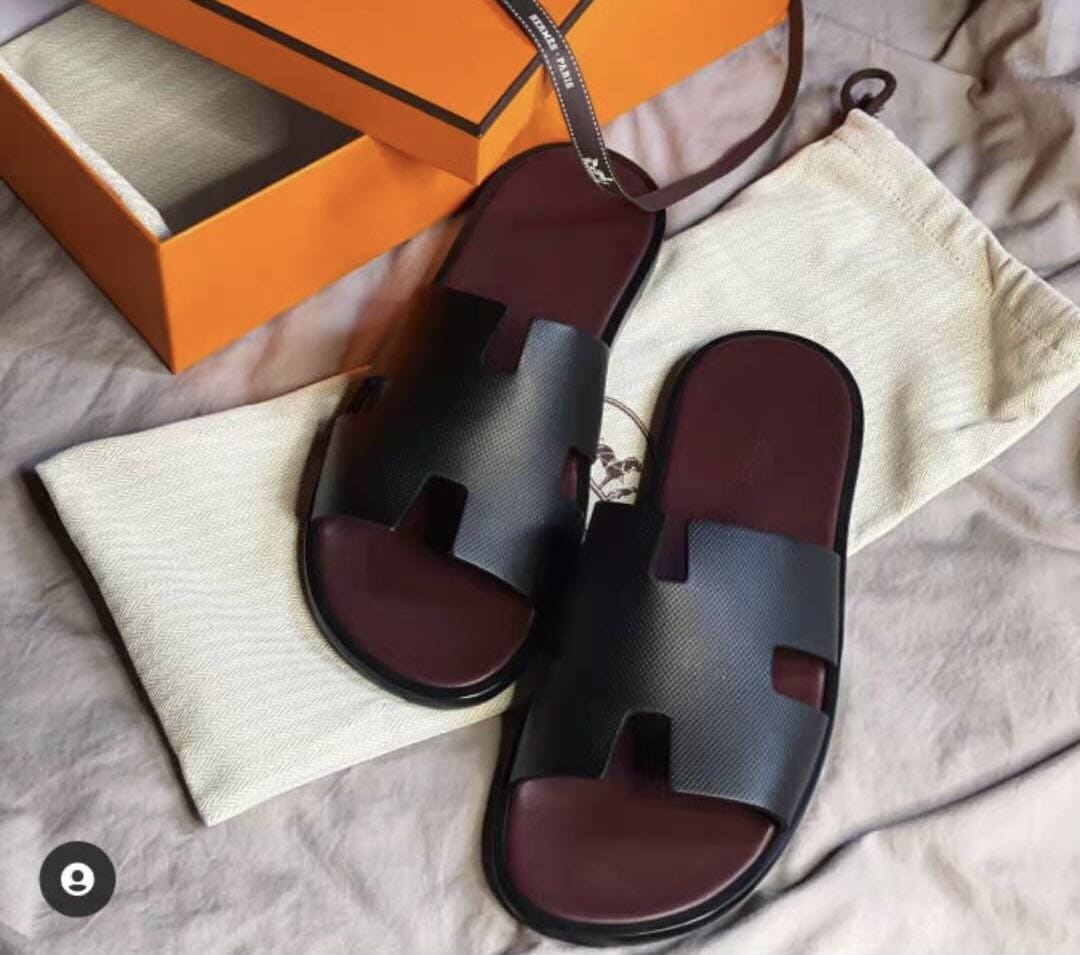 Hermès Izmir Sandal – Black Epsom Leather & Burgundy Footbed
